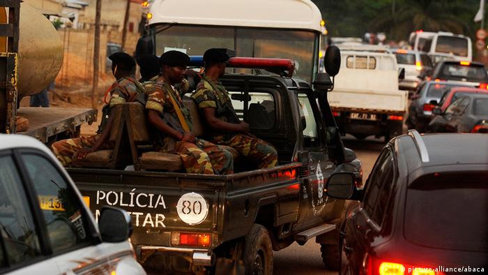 Angola Polizeipatrouille in Cabinda