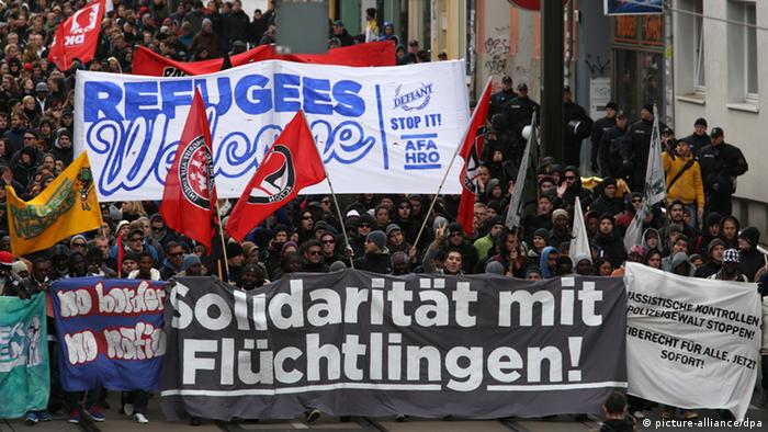 In Rostock (Mecklenburg-Vorpommern) fordern Demonstranten mehr Solidarität mit Flüchtlingen. (Foto: Bernd Wüstneck/dpa)