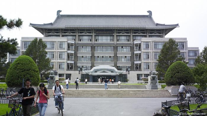 --FILE--Chinese students walk on the campus as a library is seen in the background in Peking University in Beijing, 2 June 2008. Foto: Imaginechina +++(c) dpa - Report+++
