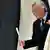Премьер-министр Люксембурга Жан-Клод Юнкер выходит из кабинки для голосования
