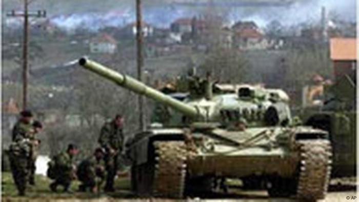YUGOSLAVIA KOSOVO Jugoslavien Präsident Slobodan Milosevic Krieg Panzer Militär p178