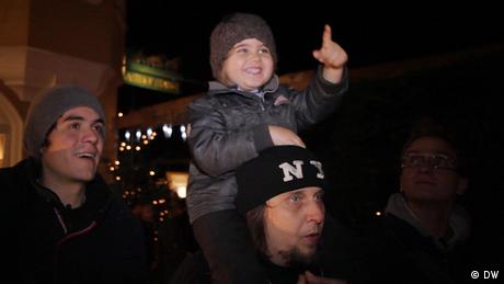 Die Musiker Basti, Andi und Andis Sohn Quinn sind auf dem Weihnachtsmarkt. (DW)