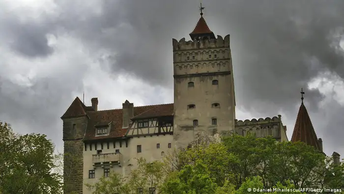 Einen sagenhaften Ruf hat sich auch dieses Schloss erworben: Es gilt als Vorlage für die Burg von Graf Dracula in dem 1897 erschienenen Roman von Bram Stoker. Im Schloss gibt es 57 Schlafzimmer, aber kein fließendes Wasser. Brauchen Vampire auch nicht - weder in Transsylvanien noch anderswo. Das Schloss soll übrigens verkauft werden, Interesse?
