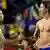 Fußball: Schweden gegen Portugal - Cristiano Ronaldo und Zlatan Ibrahimovic geben sich mit nacktem Oberkörper die Hand (Foto: dpa)
