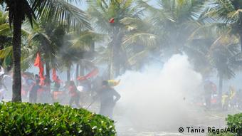 Protesters, barely visible , smoke Photo: Fernando Caulyt Santos Da Silva Copyright: Tânia Rêgo/ABr
