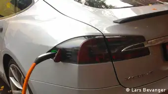 Ein Elektro-Auto des Modells Tesla Model S wird aufgeladen