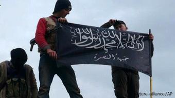 Kämpfer der Nusra-Front in Syrien hissen eine Flagge (Foto: AP)