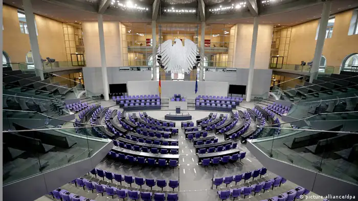 Blick in den leeren Bundestag am 20.09.2013 in Berlin. Am 22.09.2013 sind die Bundesbürger aufgerufen einen neuen Bundestag zu wählen. Foto: Kay Nietfeld/dpa