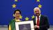 Aung San Suu Kyi (links) nimmt aus den Händen von EU-Parlaments-Präsident Martin Schulz den Sacharow-Preis entgegen. (Foto: REUTERS/Vincent Kessler) Aung San Suu Kyi (links) nimmt aus den Händen von EU-Parlaments-Präsident Martin Schulz den Sacharow-Preis entgegen. (Foto: REUTERS/Vincent Kessler)