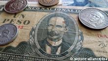 Verschiedene Scheine und Münzen der kubanischen Inlands-Währung Peso Cubano - CUP, die sich im Jahr 2000 im Umlauf befanden, aufgenommen am 22.07.2013. Die meisten Kubaner verfügen nur über dieses Geld, sie haben kaum Zugang zu der hauptsächlich in den Touristen-Orten und Hotels benutzten zweiten Währung Pesos Convertibles (CUC), die in ihrem Wert an den Dollar gekoppelt ist. Seit Jahren spaltet die Doppelwährung auf Kuba damit auch die Gesellschaft. Ankündigungen der Staatsführung zur Abschaffung des Systems der Doppelwährung hat es seit 2008 mehrfach gegeben. Foto: Peter Zimmermann