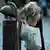 Eine ältere Frau durchsucht den Müll nach Pfandflaschen Foto: dpa