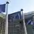 Флаги ЕС на фоне здания Еврокомиссии в Брюсселе