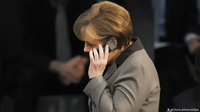 FREI FÜR SOCIAL MEDIA Mit einem Handy am Ohr geht Bundeskanzlerin Angela Merkel (CDU) am Donnerstag (29.03.2012) durch den Plenarsaal des Bundestages in Berlin. Der erste Tagespunkt ist der Europäische Stabilitätsmechanismus und Fiskalpakt. Foto: Rainer Jensen dpa/lbn