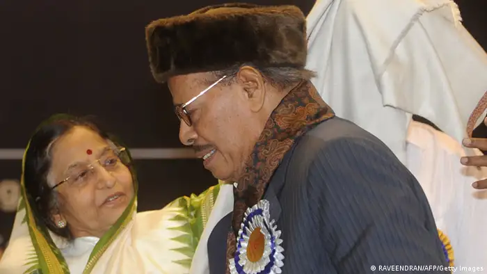 Indian President Pratibha Devising Patil (L) presents a shawl to Dadasaheb Phalke award winner and Indian singer Manna Dey (R), who has recorded more than 3,500 songs in various Indian languages, at the 55th National Film Awards Function in New Delhi on October 21, 2009. Patil presented the awards for best feature film, actors and director of national cinema. AFP PHOTO/RAVEENDRAN (Photo credit should read RAVEENDRAN/AFP/Getty Images)