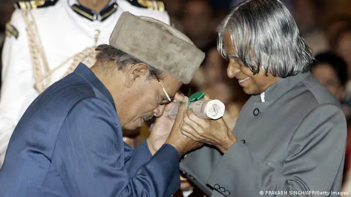 NEW DELHI, INDIA: Indian musician and singer Probodh Chandra Manna Dey (L) receives a Padma Bhushan award from Indian President Abdul Kalam at the Presidential Palace in New Delhi 28 March 2005. Kalam presented a number of awards to various people for their valuable contribution to their respective field of work. AFP PHOTO/Prakash SINGH (Photo credit should read PRAKASH SINGH/AFP/Getty Images)