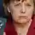 Канцлер ФРГ Ангела Меркель держит в руках мобильный телефон