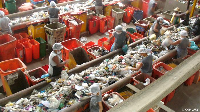 Abfalltrennung in Rio de Janeiro: Mitarbeiter sortieren den Abfall per Hand. (Foto: Carolyn Wißing/DW)