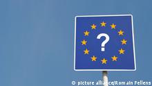 Grenzen in Europa Symbolbild Europa-Schild mit Fragezeichen. Das Schild zeigt auf blauem Hintergrund die goldenen Sterne und ein weisses Fragezeichen in der Mitte