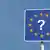 Ein Schild mit den EU-Sternen und einem großen Fragezeichen (Foto: Picture-alliance/Romain Fellens)
