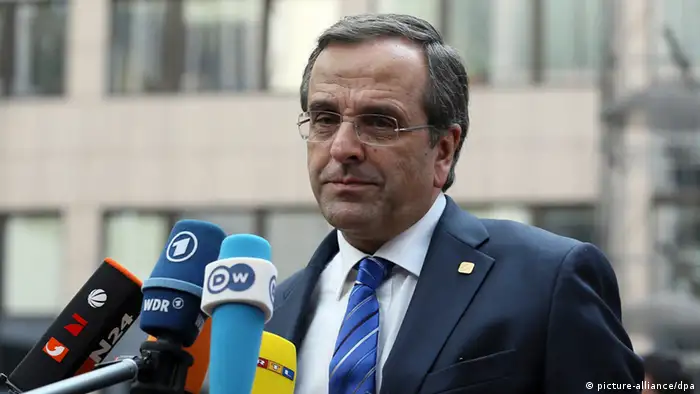 epa03922307 Greece Prime Minister Antonis Samaras speaks to members of the media as he arrives for the European Council summit in Brussels, Belgium, 24 October 2013. The European Council Summit on 24 and 25 October will focus on economic and social policy issues, the economic and monetary union, as well as migratory flows and migration policy. EPA/JULIEN WARNAND +++(c) dpa - Bildfunk+++