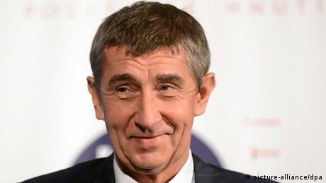 Той е милиардер медиен магнат и популист И има тъмно