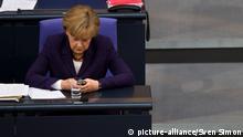Bundeskanzlerin Angela MERKEL (CDU) mit einem Handy Debatte und namentliche Abstimmung zum Waehrungsunion-Finanzstabilisierungsgesetz und somit die Abstimmung zur finanziellen Hilfe Griechenlands. 41.Plenarsitzung im Bundestag, Berlin am 07.05.2010.