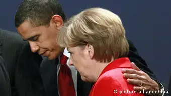 ARCHIV - US-Präsident Barack Obama legt am 02.04.2009 in London den Arm um die Schulter von Bundeskanzlerin Angela Merkel, während er sich mit ihr am Rande des G20-Gipfels unterhält. EPA/OLIVIER HOSLET/dpa (zu dpa vom 24.10.2013) +++(c) dpa - Bildfunk+++