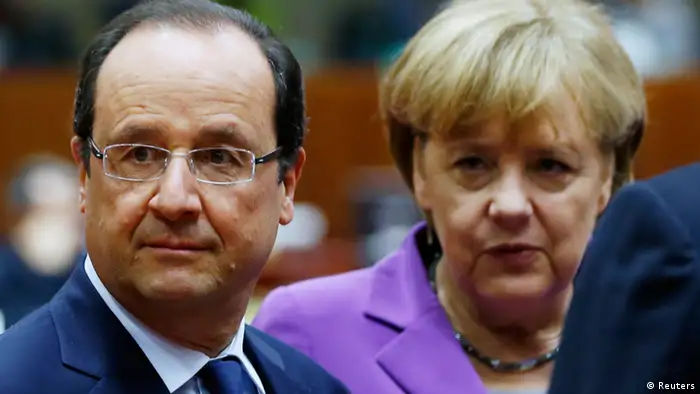 France's President Francois Hollande and Germany's Chancellor Angela Merkel (R) attend an European Union leaders summit in Brussels October 25, 2013. REUTERS/Francois Lenoir (BELGIUM - Tags: POLITICS)