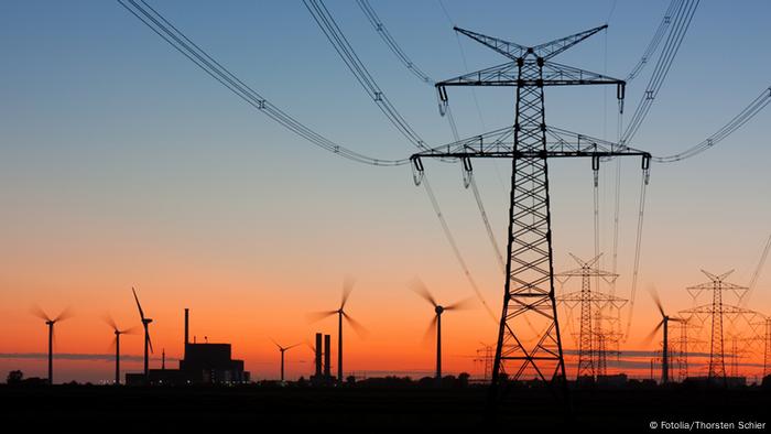 Strommast, Windräder und ein Kernkraftwerk bei Sonnenuntergang (Foto: k.A.)