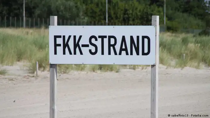Placa indica uma praia FKK