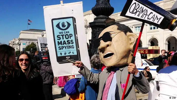 US-Bürger demonstrieren am 24.10.2013 nahe dem Kapitol in Washington DC gegen die Überwachung durch Geheimdienste wie die NSA. (Foto: Monika Griebeler / DW) - eingestellt von Andreas Grigo