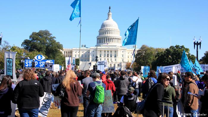Menschen demonstrieren in Washington DC gegen die Überwachung der NSA (Foto: DW/ Monika Griebeler)