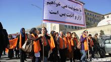 Frauen in Kabul, Afghanistan, protestieren für soziale Absicherung. A number of Afghan women protest for social protection in Kabul capital city of Afghanistan. 26.10.2013. Photo: H.Sirat. All rights reserved for DW.