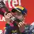 Vettel küsst den Pokal nach dem Sieg in Indien. Foto: REUTERS/Ahmad Masood