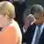US-Präsident Barack Obama (r) wischt sich am 19.06.2013 den Schweiß von der Stirn neben Kanzlerin Angela Merkel auf einem Podium vor dem Brandenburger Tor in Berlin - Foto: Marcus Brandt (dpa)