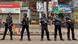 Polizisten stehen Wache während des Generalstreiks in Bangladesch (Foto:AP) Polizisten stehen Wache während des Generalstreiks in Bangladesch (Foto:AP)