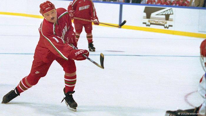 Lukashenka plays hockey