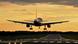 Ein Flugzeug schwebt über der Start- und Landebahn eines Flughafens (Foto: Fotolia.com) Ein Flugzeug schwebt über der Start- und Landebahn eines Flughafens (Foto: Fotolia.com)