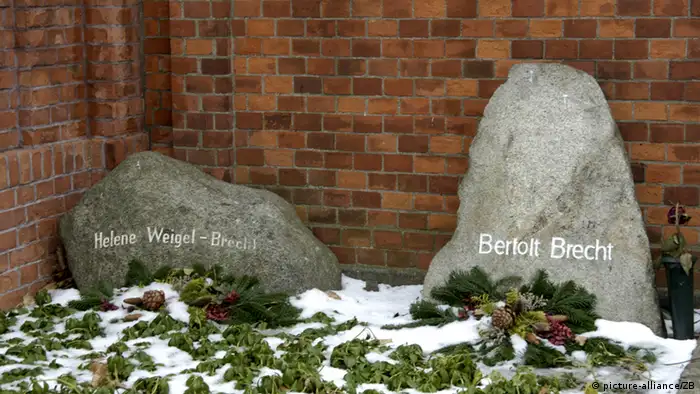 Die Grabsteine des Dramatikers Bertolt Brecht und seiner Frau Helene Weigel auf dem Dorotheenstädtischen Friedhof in Berlin
