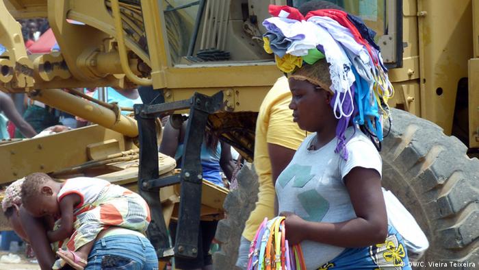 Zungueira, como é chamada a vendedora de rua em Angola 
