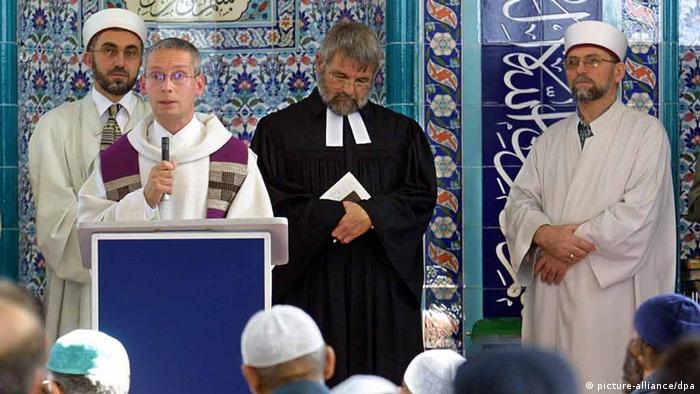 Symbolbild Betende Muslime und Christen