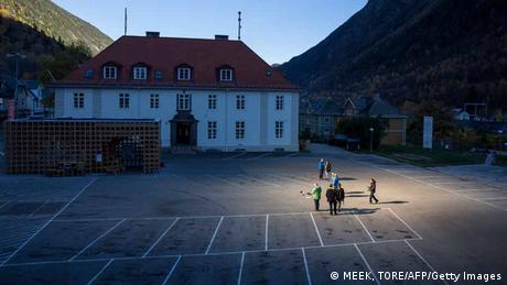 People gathered on a spot in front of the town hall of Rjukan (photo: MEEK, TORE/AFP/Getty Images)