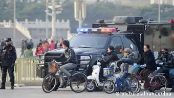 ©Kyodo/MAXPPP - 30/10/2013 ; BEIJING, China - A police officer (L) stands guard in front of Beijing's Tiananmen gate on Oct. 30, 2013. Chinese authorities reportedly suspect people from the Xinjiang Uygur Autonomous Region are behind a fatal car crash two days before. (Kyodo)
