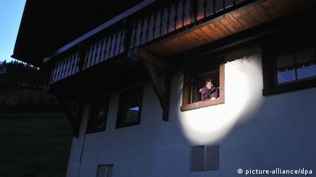 A woman enjoys deflected sunrays in her house (photo: Rolf Haid, dpa/lsw)
