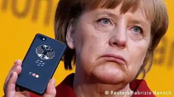 Angela Merkel mit sicherem Smartphone BlackBerry Z10