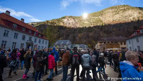 People gather at a spot illuminated by reflected sunlight in Rjukan (photo: EPA/TERJE BENDIKSBY)