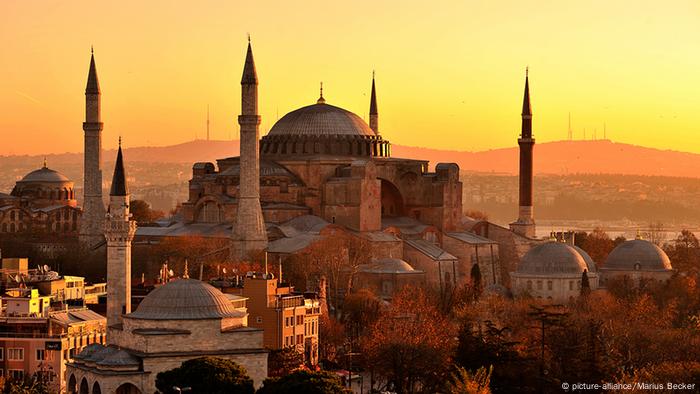 Die Hagia Sopia in Istanbul (Tuerkei), aufgenommen am 05.12.2012 kurz nach Sonnenaufgang. Die Hagia-Sopia war eine byzantinische Kirche, spaeter eine Moschee und beherbergt heute ein Museum, das Hagia-Sophia-Moschee-Museum. Foto: Marius Becker/dpa 