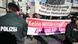 Demonstranten stehen am 30.10.2013 in Bonn (Nordrhein-Westfalen) vor dem Landgericht und protestieren gegen den Luftangriff von Kundus. Das Bonner Landgericht hat mit der Beweisaufnahme im Schadenersatzprozess zum Luftangriff von Kundus (Afghanistan) begonnen. Foto: Oliver Berg/dpa Demonstranten stehen am 30.10.2013 in Bonn (Nordrhein-Westfalen) vor dem Landgericht und protestieren gegen den Luftangriff von Kundus. Das Bonner Landgericht hat mit der Beweisaufnahme im Schadenersatzprozess zum Luftangriff von Kundus (Afghanistan) begonnen. Foto: Oliver Berg/dpa
