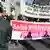 Demonstranten stehen am 30.10.2013 in Bonn (Nordrhein-Westfalen) vor dem Landgericht und protestieren gegen den Luftangriff von Kundus. Das Bonner Landgericht hat mit der Beweisaufnahme im Schadenersatzprozess zum Luftangriff von Kundus (Afghanistan) begonnen. Foto: Oliver Berg/dpa