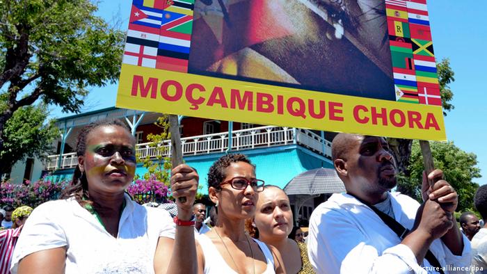 Manifestantes durante protesto contra os raptos e os conflitos em Moçambique, em outubro de 2013